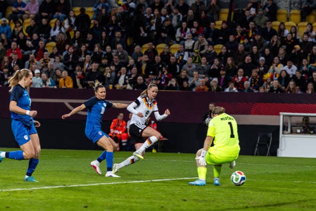 GER, UEFA-Qualifikation für die FIFA Frauenfussball-Weltmeisterschaft 2027, Deutschland - Slowenien. 03.03.2026, Rudolf-Harbig-Stadium, Dresden, GER, UEFA-Qualifikation für die FIFA Frauenfussball-Weltmeisterschaft 2027, Deutschland - Slowenien. Vivien Endemann (Deutschland 8) mit dem 1:0 gegen Zala MerÅ¡nik (Slowenien 1) Â