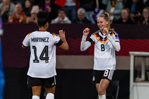 GER, UEFA-Qualifikation für die FIFA Frauenfussball-Weltmeisterschaft 2027, Deutschland - Slowenien. 03.03.2026, Rudolf-Harbig-Stadium, Dresden, GER, UEFA-Qualifikation für die FIFA Frauenfussball-Weltmeisterschaft 2027, Deutschland - Slowenien. Shekiera Martinez (Deutschland 14) und Vivien Endemann (Deutschland 8) jubeln Â