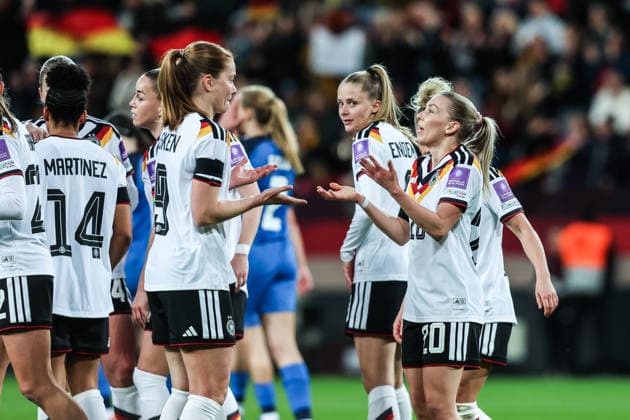 Fussball, WM-Qualifikation Europa (Frauen) Saison 2026 Liga A Gruppe 4 - 1.Spieltag Deutschland - Slowenien 03.03.2026, Rudolf-Harbig-Stadion Dresden Sjoeke Nüsken (Deutschland, 9) und Elisa Senß (Deutschland, 20) freuen sich nach dem Tor zum 2-0 für Deutschland Dresden Rudolf-Harbig-Stadion Sachsen Deutschland