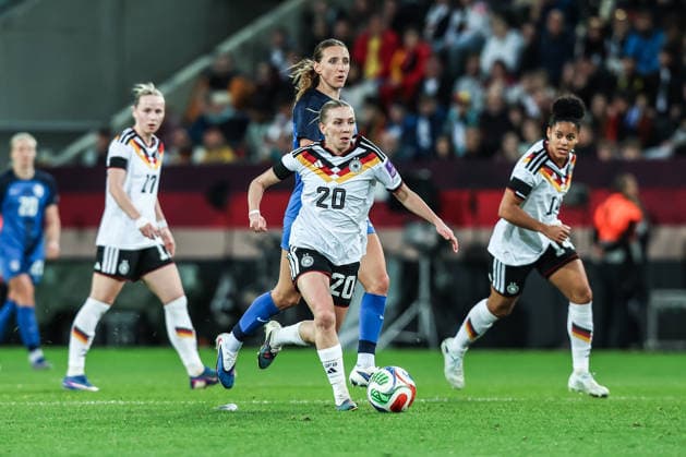 Fussball, WM-Qualifikation Europa (Frauen) Saison 2026 Liga A Gruppe 4 - 1.Spieltag Deutschland - Slowenien 03.03.2026, Rudolf-Harbig-Stadion Dresden Elisa Senß (Deutschland, 20) Zara Kramzar (Slowenien, 20) Dresden Rudolf-Harbig-Stadion Sachsen Deutschland
