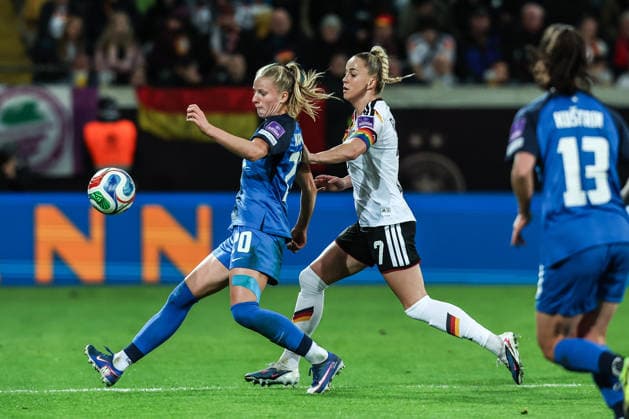 Fussball, WM-Qualifikation Europa (Frauen) Saison 2026 Liga A Gruppe 4 - 1.Spieltag Deutschland - Slowenien 03.03.2026, Rudolf-Harbig-Stadion Dresden Zara Kramzar (Slowenien, 20) Giulia Gwinn (Deutschland, 7) Dresden Rudolf-Harbig-Stadion Sachsen Deutschland