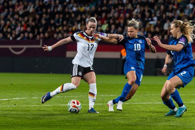 GER, UEFA-Qualifikation für die FIFA Frauenfussball-Weltmeisterschaft 2027, Deutschland - Slowenien. 03.03.2026, Rudolf-Harbig-Stadium, Dresden, GER, UEFA-Qualifikation für die FIFA Frauenfussball-Weltmeisterschaft 2027, Deutschland - Slowenien. Franziska Kett (Deutschland 17) im Zweikampf gegen Dominika ÄaonÄ (Slowenien 10) Â