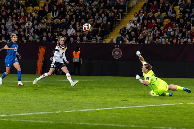 GER, UEFA-Qualifikation für die FIFA Frauenfussball-Weltmeisterschaft 2027, Deutschland - Slowenien. 03.03.2026, Rudolf-Harbig-Stadium, Dresden, GER, UEFA-Qualifikation für die FIFA Frauenfussball-Weltmeisterschaft 2027, Deutschland - Slowenien. Vivien Endemann (Deutschland 8) gegen Zala MerÅ¡nik (Slowenien 1) Â