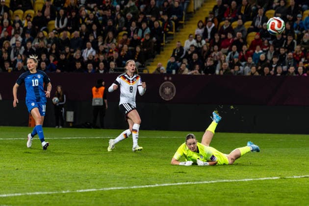 GER, UEFA-Qualifikation für die FIFA Frauenfussball-Weltmeisterschaft 2027, Deutschland - Slowenien. 03.03.2026, Rudolf-Harbig-Stadium, Dresden, GER, UEFA-Qualifikation für die FIFA Frauenfussball-Weltmeisterschaft 2027, Deutschland - Slowenien. Vivien Endemann (Deutschland 8) gegen Zala MerÅ¡nik (Slowenien 1) Â