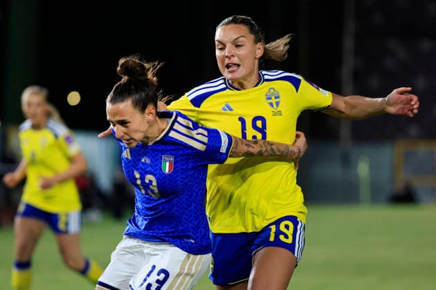 REGGIO CALABRIA, ITALIEN 20260303 Sveriges Johanna Rytting Kaneryd stoppas av Italiens Elisabetta Oliviero under VM-kvalmatchen mellan Italien och Sverige pa Stadio Oreste Granillo i Reggio Calabria.