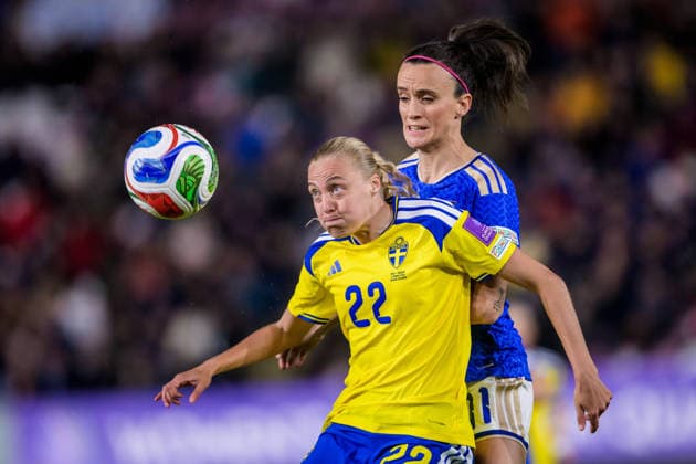 260303 Elma Junttila Nelhage of Sweden and Barbara Bonansea of Italy during the Women s FIFA World Cup, WM, Weltmeisterschaft, Fussball Qualifier football match between between Italy and Sweden on March 3, 2026 in Reggio Calabria. Photo: Ludvig Thunman BILDBYRAN kod LT LT0780 fotboll football soccer fotball vm-kval kval fifa womens world cup qualifier qualifier italien italy sverige sweden dam bbeng Copyright: LUDVIGxTHUNMAN BB260303LT032