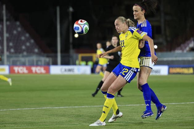 REGGIO CALABRIA, ITALIEN 20260303 Sveriges Elma Junttila Nelhage och Italiens Barbara Bonansea under VM-kvalmatchen mellan Italien och Sverige pa Stadio Oreste Granillo i Reggio Calabria.