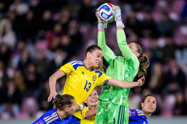 260303 Bella Andersson of Sweden and goalkeeper Laura Giuliani of Italy during the Women s FIFA World Cup, WM, Weltmeisterschaft, Fussball Qualifier football match between between Italy and Sweden on March 3, 2026 in Reggio Calabria. Photo: Ludvig Thunman BILDBYRAN kod LT LT0780 fotboll football soccer fotball vm-kval kval fifa womens world cup qualifier qualifier italien italy sverige sweden dam bbeng Copyright: LUDVIGxTHUNMAN BB260303LT036