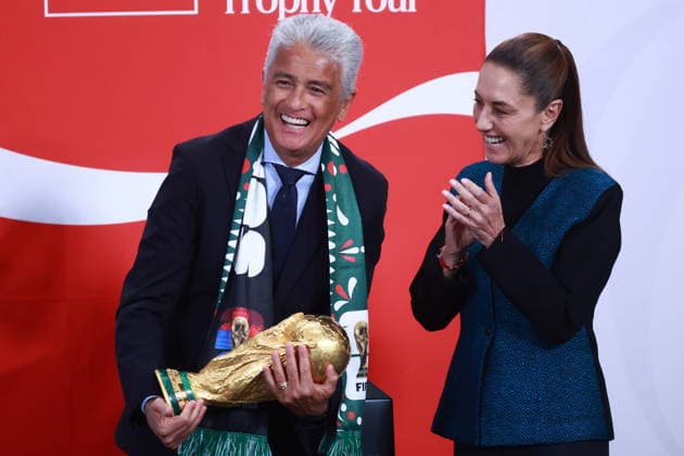 The FIFA World Cup, WM, Weltmeisterschaft, Fussball Trophy at Claudia Sheinbaum s press conference, PK, Pressekonferenz in Mexico MEXICO CITY, MEXICO - MARCH 03: Brazil s former football star Jose Roberto Gama de Oliveira Bebeto (L) and Mexican President Claudia Sheinbaum pose with the FIFA World Cup Trophy after her daily press conference, at the National Palace, in Mexico City, Mexico on March 03, 2026. The FIFA World Cup Trophy continues its journey through Mexico as part of the official Trophy Tour. Daniel Cardenas Anadolu Mexico City Mexico. Editorial use only. Please get in touch for any other usage.  Copyright: x2026xAnadoluxDanielxCardenasx
