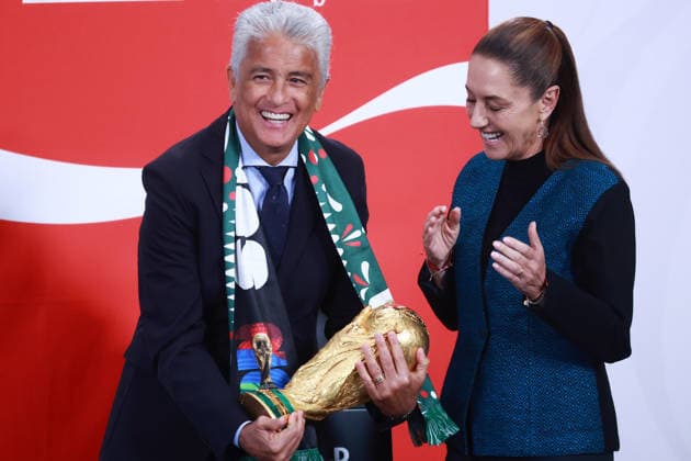 The FIFA World Cup, WM, Weltmeisterschaft, Fussball Trophy at Claudia Sheinbaum s press conference, PK, Pressekonferenz in Mexico MEXICO CITY, MEXICO - MARCH 03: Brazil s former football star Jose Roberto Gama de Oliveira Bebeto (L) and Mexican President Claudia Sheinbaum pose with the FIFA World Cup Trophy after her daily press conference, at the National Palace, in Mexico City, Mexico on March 03, 2026. The FIFA World Cup Trophy continues its journey through Mexico as part of the official Trophy Tour. Daniel Cardenas Anadolu Mexico City Mexico. Editorial use only. Please get in touch for any other usage.  Copyright: x2026xAnadoluxDanielxCardenasx