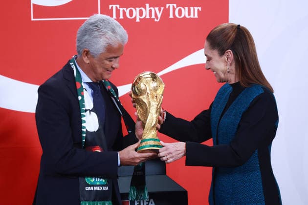 The FIFA World Cup, WM, Weltmeisterschaft, Fussball Trophy at Claudia Sheinbaum s press conference, PK, Pressekonferenz in Mexico MEXICO CITY, MEXICO - MARCH 03: Brazil s former football star Jose Roberto Gama de Oliveira Bebeto (L) and Mexican President Claudia Sheinbaum pose with the FIFA World Cup Trophy after her daily press conference, at the National Palace, in Mexico City, Mexico on March 03, 2026. The FIFA World Cup Trophy continues its journey through Mexico as part of the official Trophy Tour. Daniel Cardenas Anadolu Mexico City Mexico. Editorial use only. Please get in touch for any other usage.  Copyright: x2026xAnadoluxDanielxCardenasx