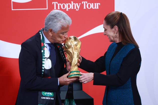 The FIFA World Cup, WM, Weltmeisterschaft, Fussball Trophy at Claudia Sheinbaum s press conference, PK, Pressekonferenz in Mexico MEXICO CITY, MEXICO - MARCH 03: Brazil s former football star Jose Roberto Gama de Oliveira Bebeto (L) and Mexican President Claudia Sheinbaum pose with the FIFA World Cup Trophy after her daily press conference, at the National Palace, in Mexico City, Mexico on March 03, 2026. The FIFA World Cup Trophy continues its journey through Mexico as part of the official Trophy Tour. Daniel Cardenas Anadolu Mexico City Mexico. Editorial use only. Please get in touch for any other usage.  Copyright: x2026xAnadoluxDanielxCardenasx