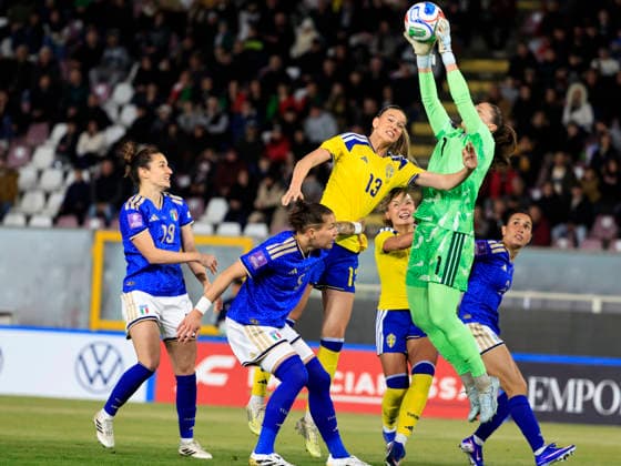 REGGIO CALABRIA, ITALIEN 20260303 Sveriges Bella Andersson framför Italiens malvakt Laura Giuliani som greppar bollen under VM-kvalmatchen mellan Italien och Sverige pa Stadio Oreste Granillo i Reggio Calabria.