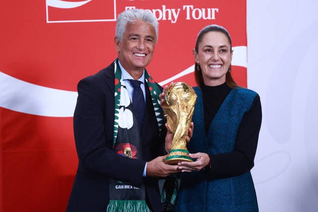 The FIFA World Cup, WM, Weltmeisterschaft, Fussball Trophy at Claudia Sheinbaum s press conference, PK, Pressekonferenz in Mexico MEXICO CITY, MEXICO - MARCH 03: Brazil s former football star Jose Roberto Gama de Oliveira Bebeto (L) and Mexican President Claudia Sheinbaum pose with the FIFA World Cup Trophy after her daily press conference, at the National Palace, in Mexico City, Mexico on March 03, 2026. The FIFA World Cup Trophy continues its journey through Mexico as part of the official Trophy Tour. Daniel Cardenas Anadolu Mexico City Mexico. Editorial use only. Please get in touch for any other usage.  Copyright: x2026xAnadoluxDanielxCardenasx