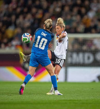 Fussball, Frauen, Saison 2025 2026, WM-Qualifikation in Dresden (Liga A, Gruppe 4), Deutschland - Slowenien, v.l. Dominika Conc (Slowenien), Linda Dallmann (Deutschland), 03.03.2026, Copyright: xSebastianxRäppold MatthiasxKochx