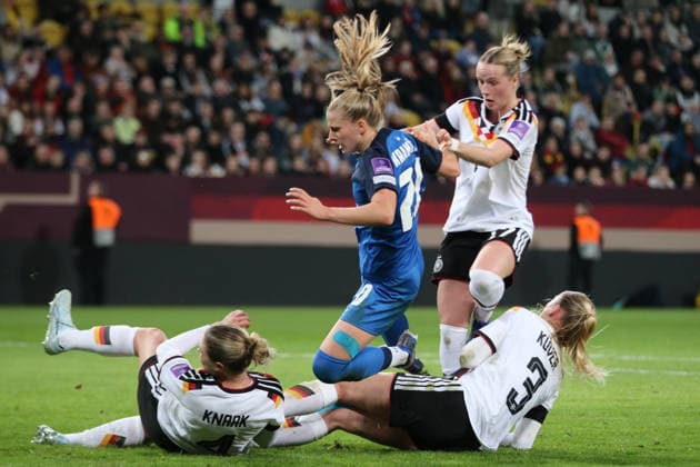 03.03.2026 Fußball Frauen 2025 2026 WM-Qualifikation Europa 1. Spieltag Deutschland - Slowenien Rudolf-Harbig-Stadion Dresden Rebecca Knaak (Deutschland, 4, weiß), Camilla Küver (Deutschland, 3, weiß) und Franziska Kett (Deutschland, 17, weiß) werfen sich in einen Angriff von Zara Kramzar (Slowenien, 20, blau). Dresden Sachsen Deutschland
