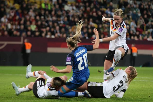 03.03.2026 Fußball Frauen 2025 2026 WM-Qualifikation Europa 1. Spieltag Deutschland - Slowenien Rudolf-Harbig-Stadion Dresden Rebecca Knaak (Deutschland, 4, weiß), Camilla Küver (Deutschland, 3, weiß) und Franziska Kett (Deutschland, 17, weiß) werfen sich in einen Angriff von Zara Kramzar (Slowenien, 20, blau). Dresden Sachsen Deutschland
