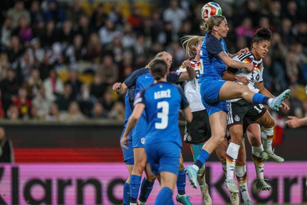 GER, Dresden, Deutschland vs Slowenien, Länderspiel, Fussball, FIFA, Spielzeit 2026 2027, WM-Qualifikation, Rudolf-Harbig-Stadion, 1. Spieltag im Bild v.l.: Kaja KoroÅ¡ec (Slowenien Frauen 6), Shekiera Martinez (Deutschland Frauen 14), Kopfbal DFB DFL REGULATIONS PROHIBIT ANY USE OF PHOTOGRAPHS AS IMAGE SEQUENCES AND OR QUASI-VIDEO, 03.03.2026 Copyright: HMBxMedia HendrikxHamelau