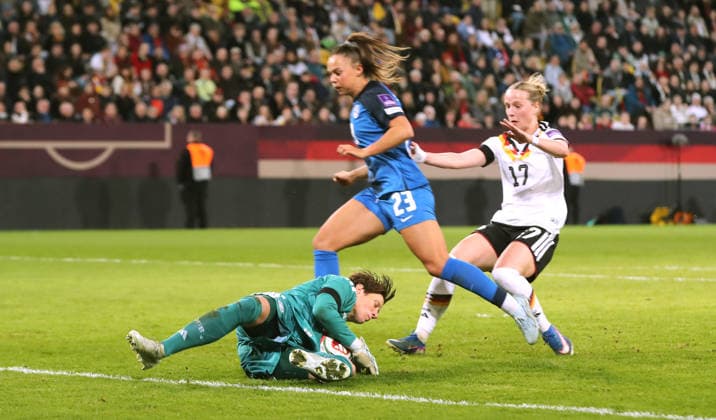 Ann Katrin Berger hält den Ball fest, Maja Sternad, Franziska Kett Zweikampf Spielszene Aktion Fußball Fussball FIFA WM Qualifikation in Dresden Länderspiel Nationalmannschaft DFB Damen 03.03.2026 Deutschland GER vs. Slowenien SLO DFL regulations prohibit any use of photographs as image sequences and or quasi-video.
