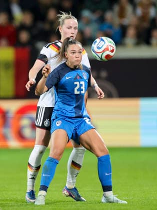 Franziska Kett (Germany) und Maja Sternad (Slovenia) kaempfen um den Ball, 2027 FIFA Women s World Cup Qualifier, Germany v Slovenia, Rudolf-Harbig-Stadion am 03. March 2026 in Dresden, Deutschland. (Foto von Marco Steinbrenner DeFodi Images) Franziska Kett (Germany) und Maja Sternad (Slovenia) battle for the ball, 2027 FIFA Women s World Cup Qualifier, Germany v Slovenia, Rudolf-Harbig-Stadion, March 3, 2026 in Dresden, Germany. (Photo by Marco Steinbrenner DeFodi Images) -