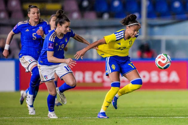 260303 Martina Lenzini of Italy and Felicia Schröder of Swedenduring the Women s FIFA World Cup, WM, Weltmeisterschaft, Fussball Qualifier football match between between Italy and Sweden on March 3, 2026 in Reggio Calabria. Photo: Ludvig Thunman BILDBYRAN kod LT LT0780 fotboll football soccer fotball vm-kval kval fifa womens world cup qualifier qualifier italien italy sverige sweden dam bbeng Copyright: LUDVIGxTHUNMAN BB260303LT061