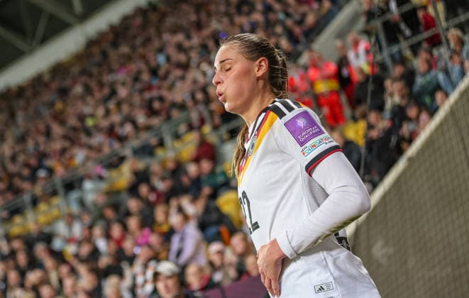 GER, Dresden, Deutschland vs Slowenien, Länderspiel, Fussball, FIFA, Spielzeit 2026 2027, WM-Qualifikation, Rudolf-Harbig-Stadion, 1. Spieltag im Bild: Jule Brand (Deutschland Frauen 22) konzentriert beim Eckball DFB DFL REGULATIONS PROHIBIT ANY USE OF PHOTOGRAPHS AS IMAGE SEQUENCES AND OR QUASI-VIDEO, 03.03.2026 Copyright: HMBxMedia HendrikxHamelau