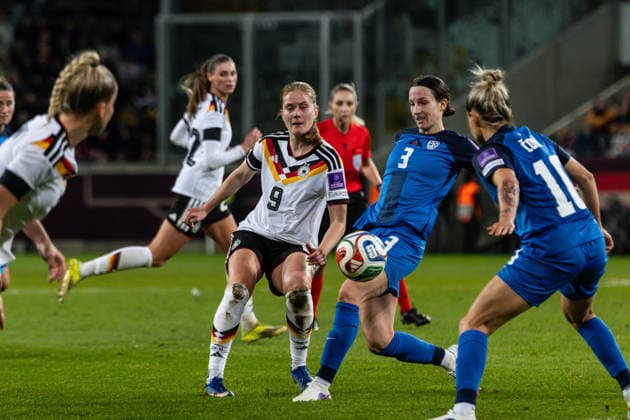 GER, UEFA-Qualifikation für die FIFA Frauenfussball-Weltmeisterschaft 2027, Deutschland - Slowenien. 03.03.2026, Rudolf-Harbig-Stadium, Dresden, GER, UEFA-Qualifikation für die FIFA Frauenfussball-Weltmeisterschaft 2027, Deutschland - Slowenien. Sjoeke Nüsken (Deutschland 9) im Zweikampf gegen Sara AgreÅ¾ (Slowenien 3) Â