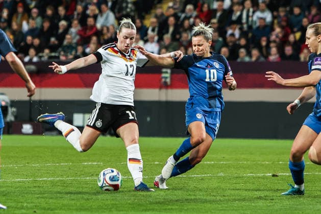 Fussball, WM-Qualifikation Europa (Frauen) Saison 2026 Liga A Gruppe 4 - 1.Spieltag Deutschland - Slowenien 03.03.2026, Rudolf-Harbig-Stadion Dresden Franziska Kett (Deutschland, 17) Domenika Conc (Slowenien, 10) Dresden Rudolf-Harbig-Stadion Sachsen Deutschland