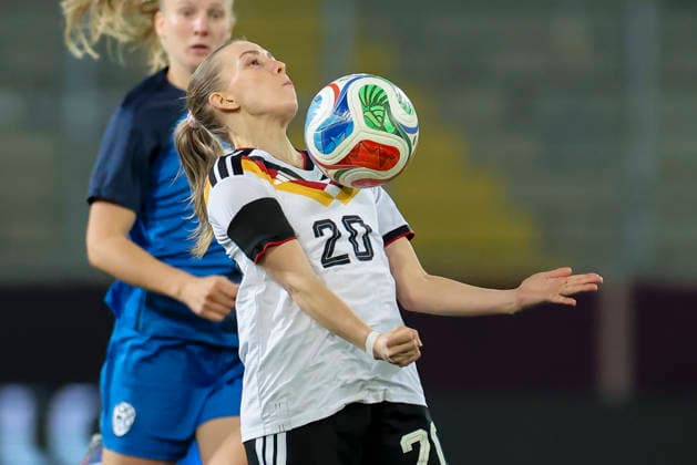 Elisa Senss (Germany) kontrolliert den Ball, 2027 FIFA Women s World Cup Qualifier, Germany v Slovenia, Rudolf-Harbig-Stadion am 03. March 2026 in Dresden, Deutschland. (Foto von Marco Steinbrenner DeFodi Images) Elisa Senss (Germany) controls the ball, 2027 FIFA Women s World Cup Qualifier, Germany v Slovenia, Rudolf-Harbig-Stadion, March 3, 2026 in Dresden, Germany. (Photo by Marco Steinbrenner DeFodi Images) -