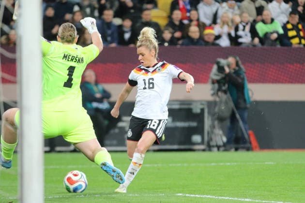 03.03.2026 Fußball Frauen 2025 2026 WM-Qualifikation Europa 1. Spieltag Deutschland - Slowenien Rudolf-Harbig-Stadion Dresden Linda Dallmann (Deutschland, 16, weiß) erzielt das 3:0. Dresden Sachsen Deutschland