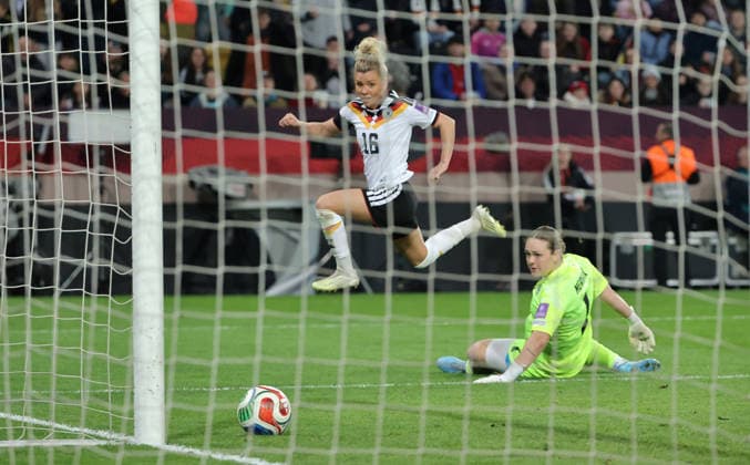Linda Dallmann erzielt das Tor zum 3:0 gegen Torwart Zala Mersnik Zweikampf Spielszene Aktion Fußball Fussball FIFA WM Qualifikation in Dresden Länderspiel Nationalmannschaft DFB Damen 03.03.2026 Deutschland GER vs. Slowenien SLO DFL regulations prohibit any use of photographs as image sequences and or quasi-video.