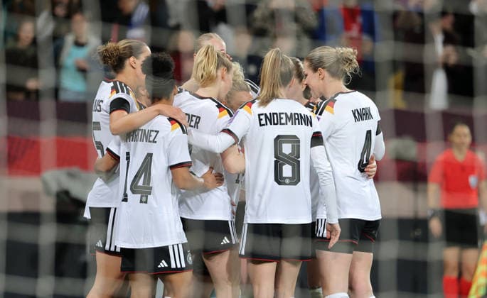 Linda Dallmann (verdeckt) jubelt nach 3:0 mit Teamkolleginnen Freude Emotion Jubel Fußball Fussball FIFA WM Qualifikation in Dresden Länderspiel Nationalmannschaft DFB Damen 03.03.2026 Deutschland GER vs. Slowenien SLO DFL regulations prohibit any use of photographs as image sequences and or quasi-video.