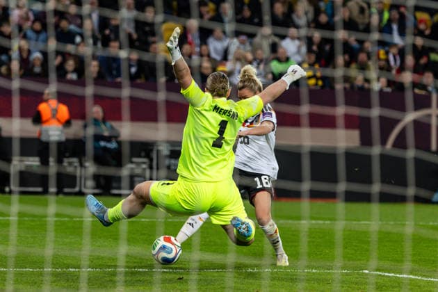 GER, UEFA-Qualifikation für die FIFA Frauenfussball-Weltmeisterschaft 2027, Deutschland - Slowenien. 03.03.2026, Rudolf-Harbig-Stadium, Dresden, GER, UEFA-Qualifikation für die FIFA Frauenfussball-Weltmeisterschaft 2027, Deutschland - Slowenien. Linda Dallmann (Deutschland 16) mit dem 3:0 gegen Zala MerÅ¡nik (Slowenien 1) Â