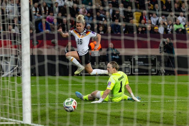 GER, UEFA-Qualifikation für die FIFA Frauenfussball-Weltmeisterschaft 2027, Deutschland - Slowenien. 03.03.2026, Rudolf-Harbig-Stadium, Dresden, GER, UEFA-Qualifikation für die FIFA Frauenfussball-Weltmeisterschaft 2027, Deutschland - Slowenien. Vivien Endemann (Deutschland 8) mit dem 1:0 gegen Zala MerÅ¡nik (Slowenien 1) Â