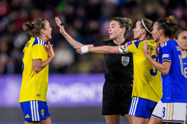 260303 Filippa Angeldahl and Kosovare Asllani of Sweden and Referee Olatz Rivera Olmedo during the Women s FIFA World Cup, WM, Weltmeisterschaft, Fussball Qualifier football match between between Italy and Sweden on March 3, 2026 in Reggio Calabria. Photo: Ludvig Thunman BILDBYRAN kod LT LT0780 fotboll football soccer fotball vm-kval kval fifa womens world cup qualifier qualifier italien italy sverige sweden dam bbeng Copyright: LUDVIGxTHUNMAN BB260303LT064