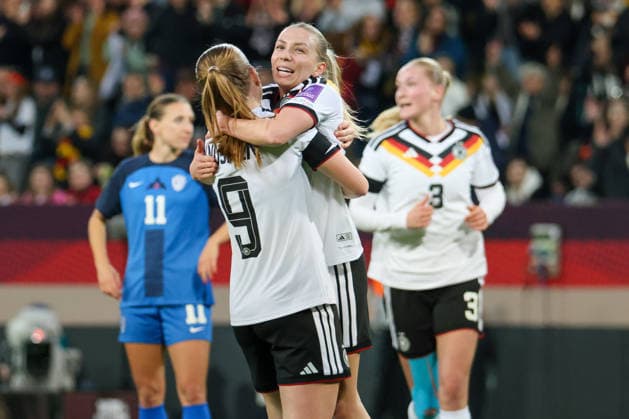 Dresden, Deutschland 03. März 2026: Länderspiel für Frauen WM-Qualifikation - Deutschland Frauen vs. Slowenien Frauen Im Bild: v.li. die Zweite Torschützin Elisa Senß Senss (Deutschland) macht das Tor zum 2:0 für Deutschland und jubelt mit Sjoeke Nüsken Nuesken (Deutschland) Copyright: HMBxMedia MadeleinexFantini