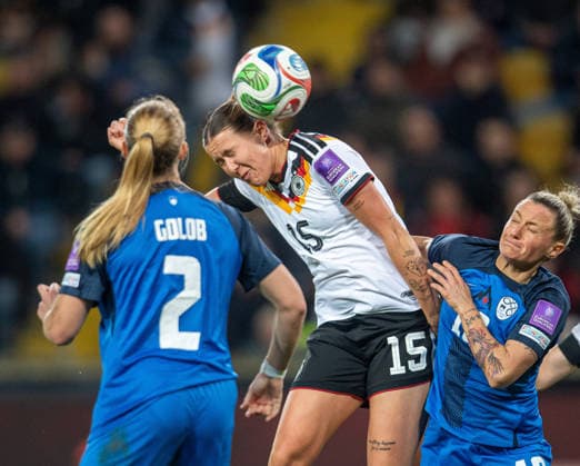 Fussball, Frauen, Saison 2025 2026, WM-Qualifikation in Dresden (Liga A, Gruppe 4), Deutschland - Slowenien, v.l. Lana Golob (Slowenien), Larissa Mühlhaus (Deutschland), Dominika Conc (Slowenien), 03.03.2026, Copyright: xSebastianxRäppold MatthiasxKochx