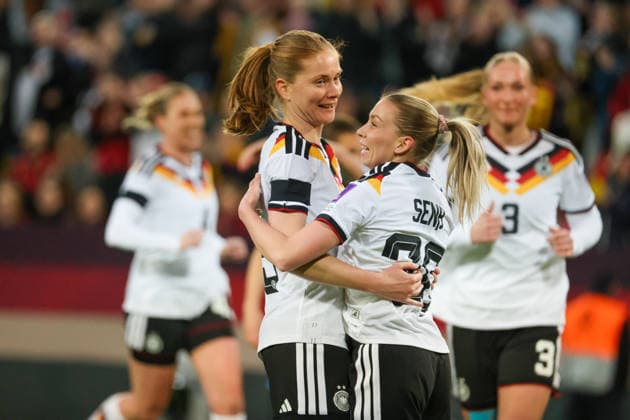 Dresden, Deutschland 03. März 2026: Länderspiel für Frauen WM-Qualifikation - Deutschland Frauen vs. Slowenien Frauen Im Bild: v.li. die Zweite Torschützin Elisa Senß Senss (Deutschland) macht das Tor zum 2:0 für Deutschland und jubelt mit Sjoeke Nüsken Nuesken (Deutschland) Copyright: HMBxMedia MadeleinexFantini