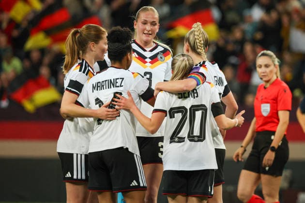 Dresden, Deutschland 03. März 2026: Länderspiel für Frauen WM-Qualifikation - Deutschland Frauen vs. Slowenien Frauen Im Bild: v.li. die Dritte Torschützin Elisa Senß Senss (Deutschland) macht das Tor zum 2:0 für Deutschland und jubelt mit Sjoeke Nüsken Nuesken (Deutschland), Shekiera Martinez (Deutschland), Camilla Küver Kuever (Deutschland) und Giulia Gwinn (Deutschland) Copyright: HMBxMedia MadeleinexFantini