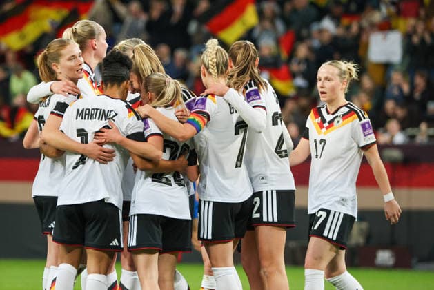 Dresden, Deutschland 03. März 2026: Länderspiel für Frauen WM-Qualifikation - Deutschland Frauen vs. Slowenien Frauen Im Bild: Torschützin Elisa Senß Senss (Deutschland), mittig im Bild, macht das Tor zum 2:0 für Deutschland und jubelt mit ihren Mannschaftskolleginnen Copyright: HMBxMedia MadeleinexFantini