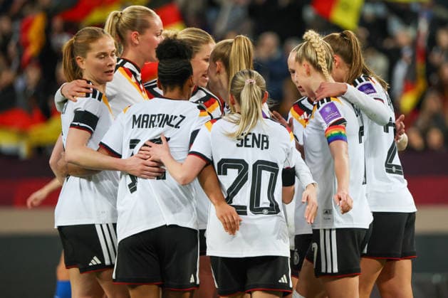 Dresden, Deutschland 03. März 2026: Länderspiel für Frauen WM-Qualifikation - Deutschland Frauen vs. Slowenien Frauen Im Bild: Torschützin Elisa Senß Senss (Deutschland), mittig im Bild, macht das Tor zum 2:0 für Deutschland und jubelt mit ihren Mannschaftskolleginnen Copyright: HMBxMedia MadeleinexFantini