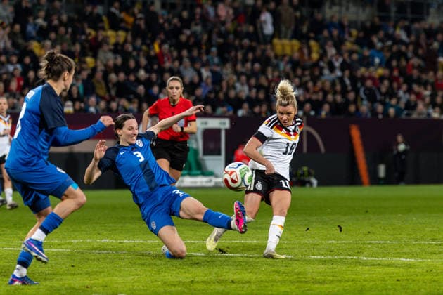 GER, UEFA-Qualifikation für die FIFA Frauenfussball-Weltmeisterschaft 2027, Deutschland - Slowenien. 03.03.2026, Rudolf-Harbig-Stadium, Dresden, GER, UEFA-Qualifikation für die FIFA Frauenfussball-Weltmeisterschaft 2027, Deutschland - Slowenien. Linda Dallmann (Deutschland 16) im Zweikampf gegen Sara AgreÅ¾ (Slowenien 3) Â