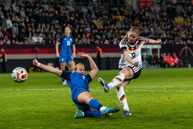 GER, UEFA-Qualifikation für die FIFA Frauenfussball-Weltmeisterschaft 2027, Deutschland - Slowenien. 03.03.2026, Rudolf-Harbig-Stadium, Dresden, GER, UEFA-Qualifikation für die FIFA Frauenfussball-Weltmeisterschaft 2027, Deutschland - Slowenien. Sjoeke Nüsken (Deutschland 9) im Zweikampf gegen Sara AgreÅ¾ (Slowenien 3) Â