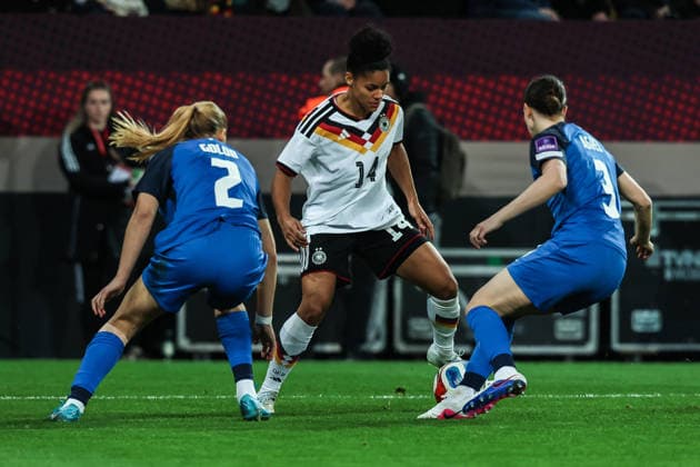 Fussball, WM-Qualifikation Europa (Frauen) Saison 2026 Liga A Gruppe 4 - 1.Spieltag Deutschland - Slowenien 03.03.2026, Rudolf-Harbig-Stadion Dresden Lana Golob (Slowenien, 2) Shekiera Martinez (Deutschland, 14) Sara Agrez (Slowenien, 3) Dresden Rudolf-Harbig-Stadion Sachsen Deutschland