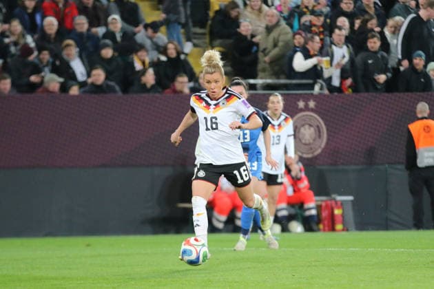 03.03.2026 Fußball Frauen 2025 2026 WM-Qualifikation Europa 1. Spieltag Deutschland - Slowenien Rudolf-Harbig-Stadion Dresden Linda Dallmann (Deutschland, 16, weiß) auf dem Weg zum 3:0. Dresden Sachsen Deutschland