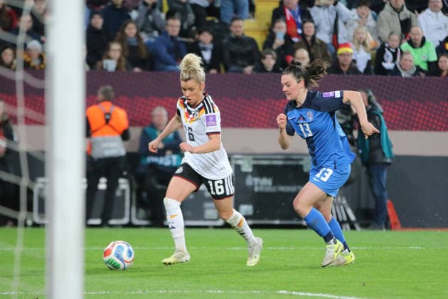 03.03.2026 Fußball Frauen 2025 2026 WM-Qualifikation Europa 1. Spieltag Deutschland - Slowenien Rudolf-Harbig-Stadion Dresden Linda Dallmann (Deutschland, 16, weiß) bereitet das 4:0 vor. Zala Kustrin (Slowenien, 13, blau) kommt zu spät. Dresden Sachsen Deutschland