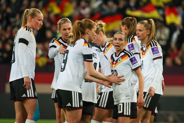 Dresden, Deutschland 03. März 2026: Länderspiel für Frauen WM-Qualifikation - Deutschland Frauen vs. Slowenien Frauen Im Bild: Torschützin Elisa Senß Senss (Deutschland), von rechts die Zweite im Bild, macht das Tor zum 2:0 für Deutschland und jubelt mit ihren Mannschaftskolleginnen Copyright: HMBxMedia MadeleinexFantini