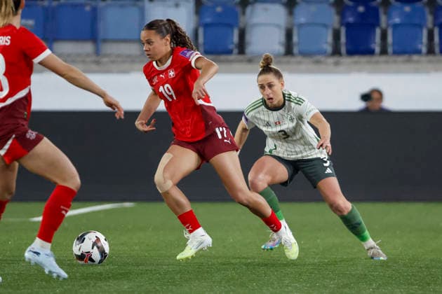 Iman Beney (Schweiz, 19) und Natalie Johnson (Nordirland, 03) im Laufduell , Schweiz, Fussball, UEFA WM-Qualifikation Frauen, Gruppe B 2, Schweiz vs. Nordirland, 03.03.2026, Lausanne Stade de la Tuiliere Schweiz Copyright: xGrantxHubbsx