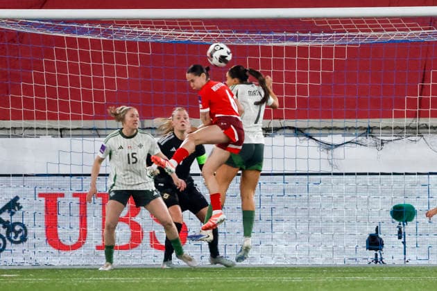Geraldine Reuteler (Schweiz, 06) und Ellie Mason (Nordirland, 07) beim Kopfballduell , Schweiz, Fussball, UEFA WM-Qualifikation Frauen, Gruppe B 2, Schweiz vs. Nordirland, 03.03.2026, Lausanne Stade de la Tuiliere Schweiz Copyright: xGrantxHubbsx