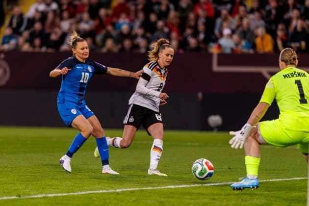 Dresden, Deutschland 03. März 2026: WM - Qualifikation Frauen - 2026 - Deutschland vs. Slowenien Im Bild: 2. v.li. Vivien Endemann (GER) macht das Tor zum 1:0 DFB regulations prohibit any use of photographs as image sequences and or quasi-video Rudolf-Harbig-Stadion Sachsen Copyright: xFotostandx xSchäferx